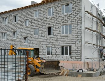 Учителя, врачи и дети, оставшиеся без попечения родителей, скоро станут новоселами